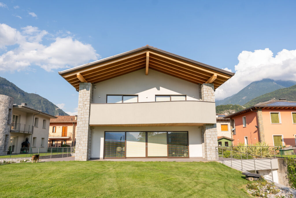 Villetta a Cividate Camuno - Serramenti Legno-Alluminio Minimal R